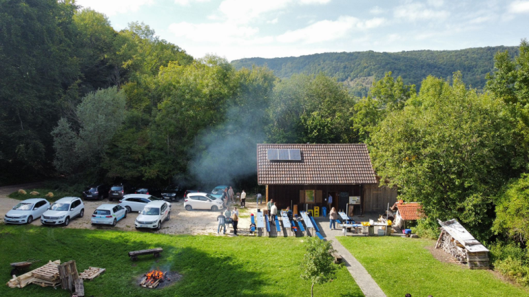 Anfahrt Der Bogenplatz mit sicht auf die Hütte von oben